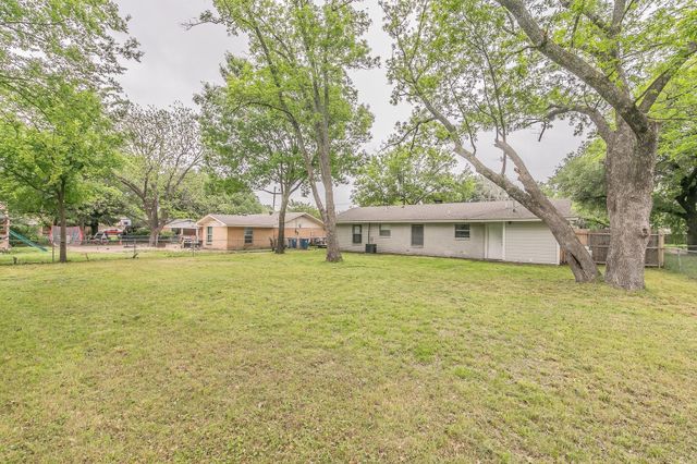 203 E 11th Street, Kaufman, TX 75142