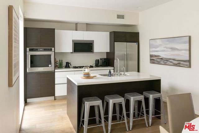 749 S Cloverdale Avenue 102, Los Angeles, CA 90036