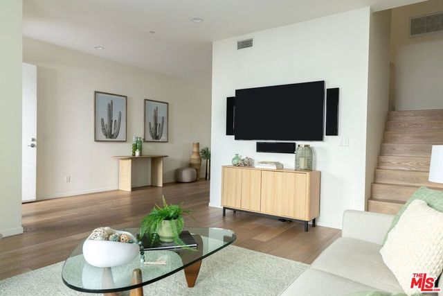 749 S Cloverdale Avenue 102, Los Angeles, CA 90036