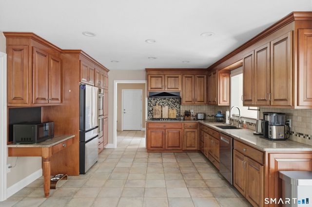 35 Forest Hills Drive, Farmington, CT 06032
