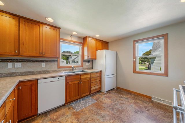 1932 MAPLECREST DRIVE, Appleton, WI 54915