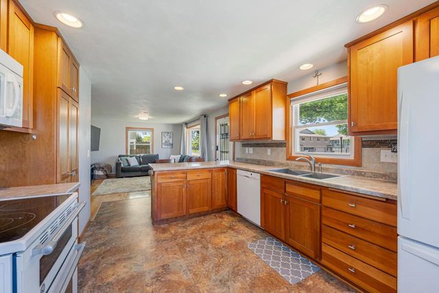 1932 MAPLECREST DRIVE, Appleton, WI 54915