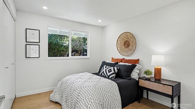 6560 W Mercer Way, Mercer Island, WA 98040
