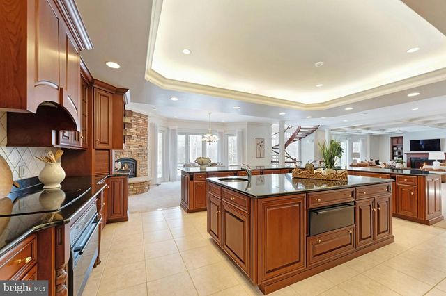 40436 BEACON HILL DR, Leesburg, VA 20176