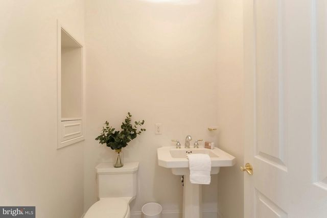 40436 BEACON HILL DR, Leesburg, VA 20176