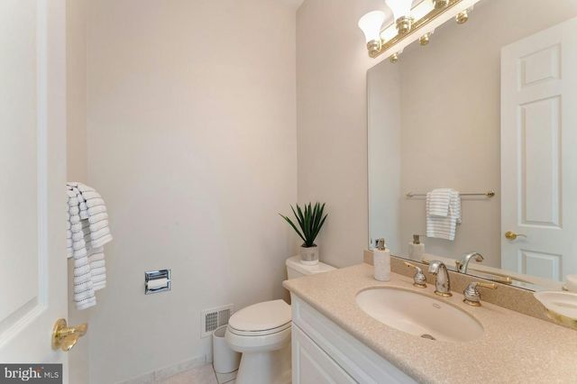 40436 BEACON HILL DR, Leesburg, VA 20176