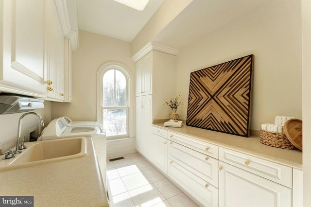 40436 BEACON HILL DR, Leesburg, VA 20176