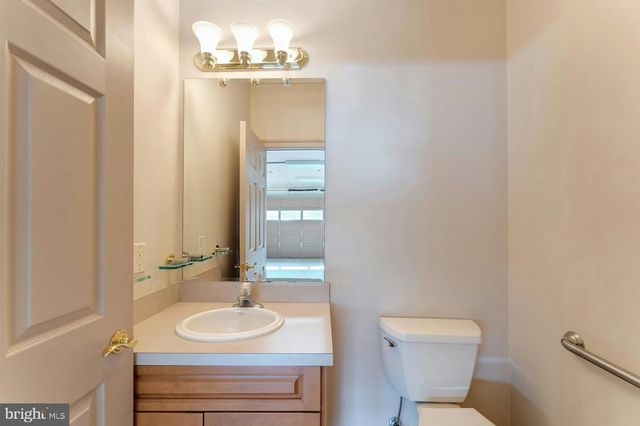 40436 BEACON HILL DR, Leesburg, VA 20176