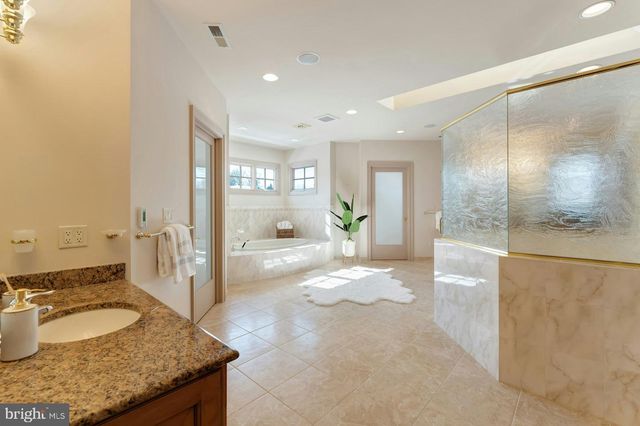 40436 BEACON HILL DR, Leesburg, VA 20176