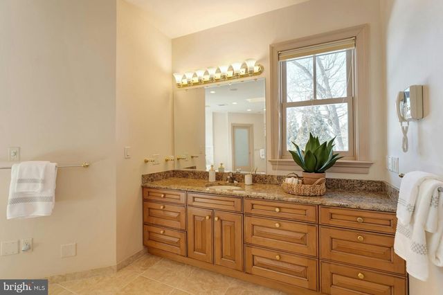 40436 BEACON HILL DR, Leesburg, VA 20176