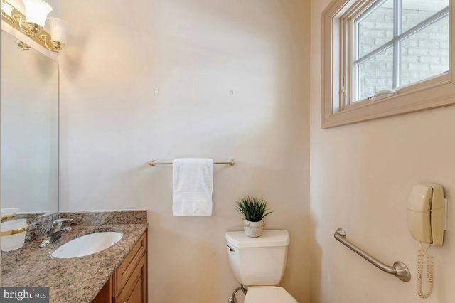 40436 BEACON HILL DR, Leesburg, VA 20176