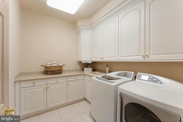 40436 BEACON HILL DR, Leesburg, VA 20176