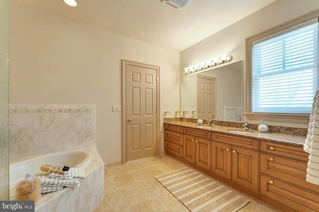 40436 BEACON HILL DR, Leesburg, VA 20176