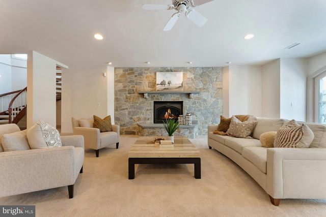 40436 BEACON HILL DR, Leesburg, VA 20176