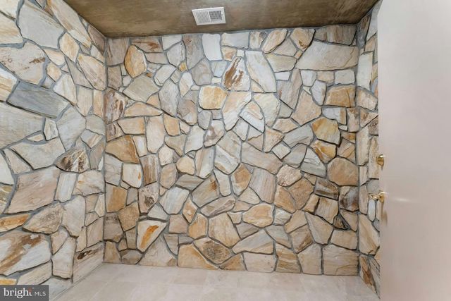 40436 BEACON HILL DR, Leesburg, VA 20176