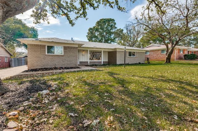 4820 Briarwood Lane, Fort Worth, TX 76103