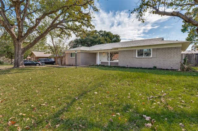 4820 Briarwood Lane, Fort Worth, TX 76103