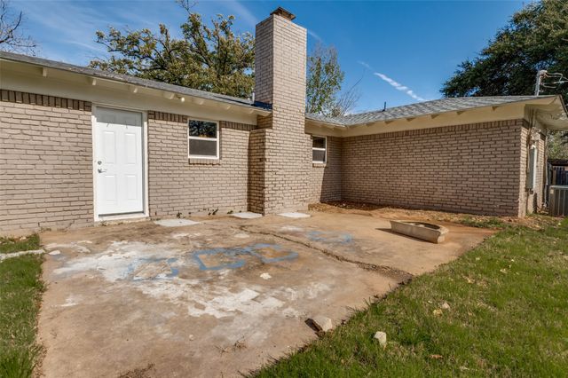 4820 Briarwood Lane, Fort Worth, TX 76103