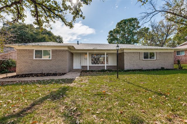 4820 Briarwood Lane, Fort Worth, TX 76103