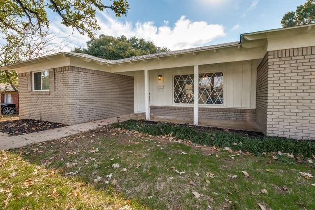 4820 Briarwood Lane, Fort Worth, TX 76103