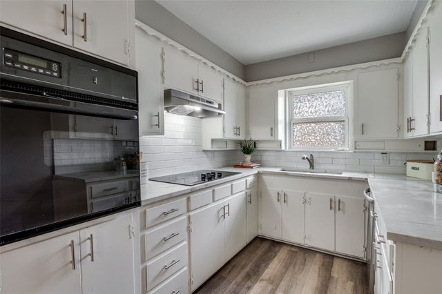 4820 Briarwood Lane, Fort Worth, TX 76103