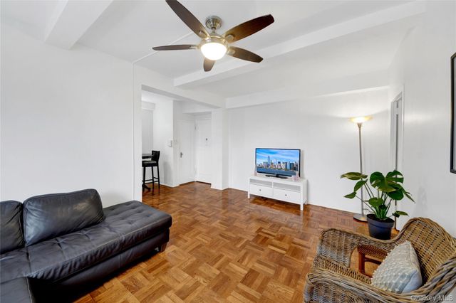 14 Metropolitan Oval 8G, Bronx, NY 10462