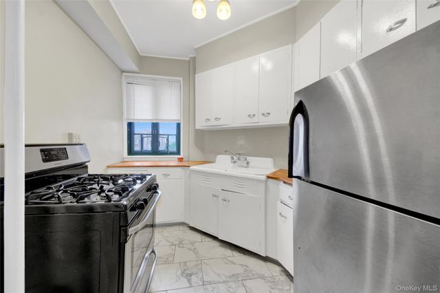 14 Metropolitan Oval 8G, Bronx, NY 10462