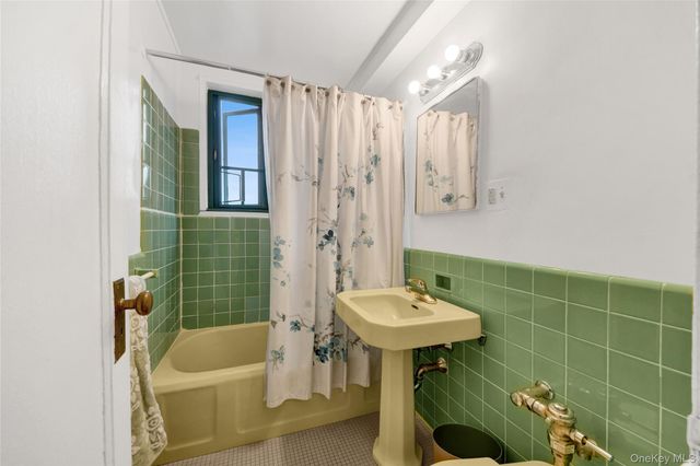 14 Metropolitan Oval 8G, Bronx, NY 10462