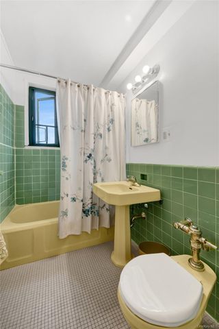 14 Metropolitan Oval 8G, Bronx, NY 10462