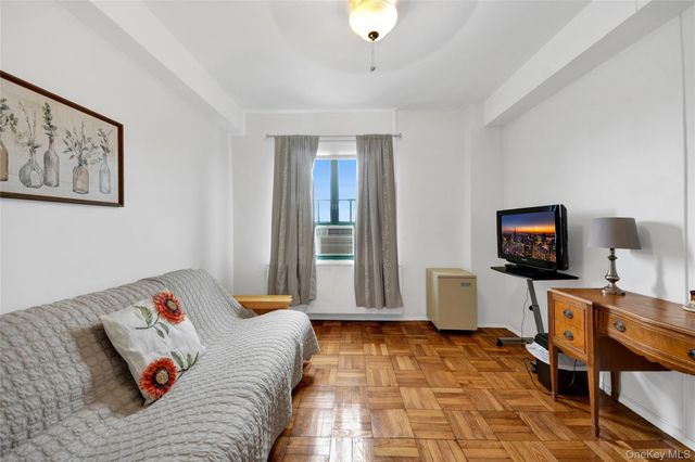 14 Metropolitan Oval 8G, Bronx, NY 10462