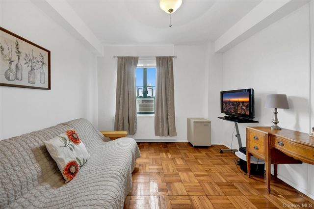 14 Metropolitan Oval 8G, Bronx, NY 10462