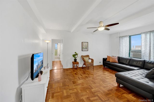 14 Metropolitan Oval 8G, Bronx, NY 10462