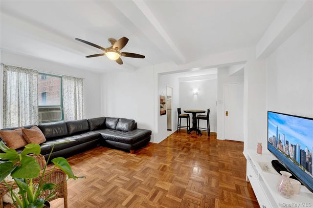 14 Metropolitan Oval 8G, Bronx, NY 10462