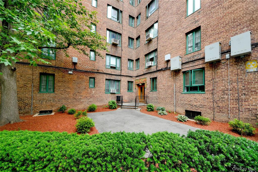 14 Metropolitan Oval 8G, Bronx, NY 10462