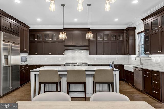 1105 LAKEWOOD DR SW, Vienna, VA 22180