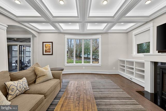 1105 LAKEWOOD DR SW, Vienna, VA 22180