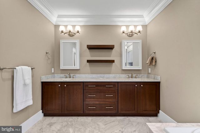 1105 LAKEWOOD DR SW, Vienna, VA 22180