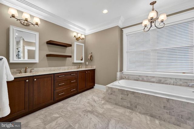 1105 LAKEWOOD DR SW, Vienna, VA 22180