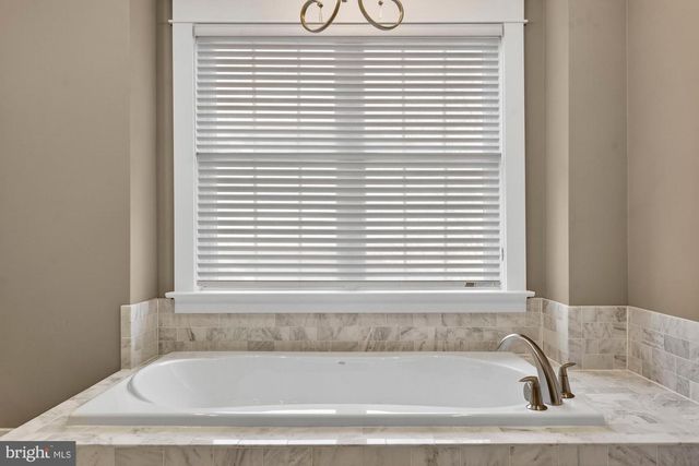 1105 LAKEWOOD DR SW, Vienna, VA 22180