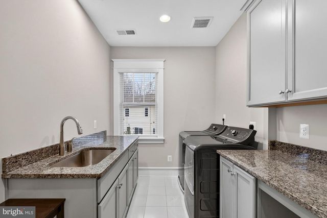 1105 LAKEWOOD DR SW, Vienna, VA 22180