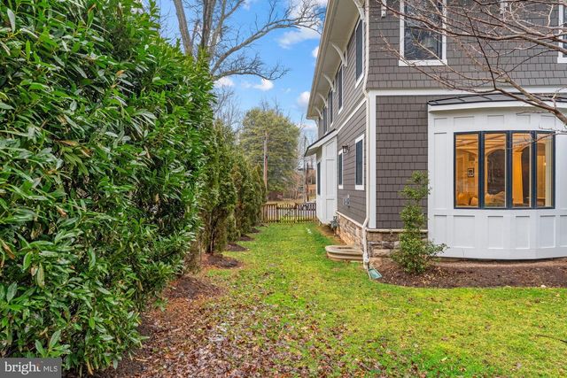 1105 LAKEWOOD DR SW, Vienna, VA 22180