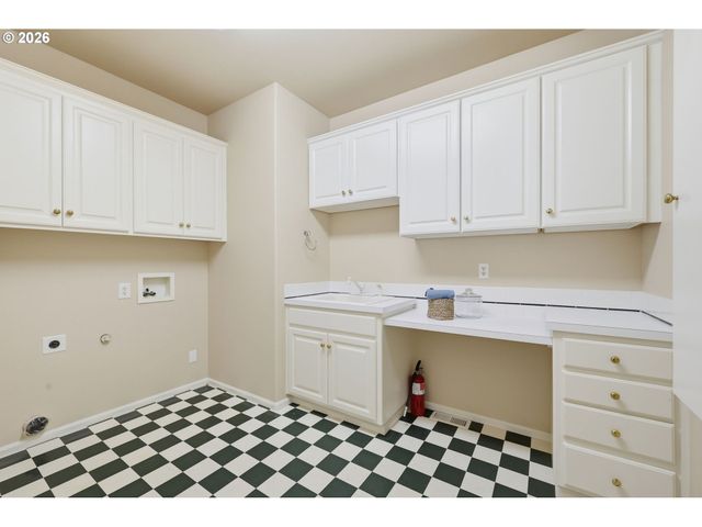 3325 PARK HILLS Dr, Eugene, OR 97405