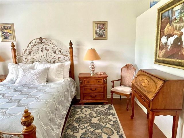 685 Windsor SQ 101, Naples, FL 34104