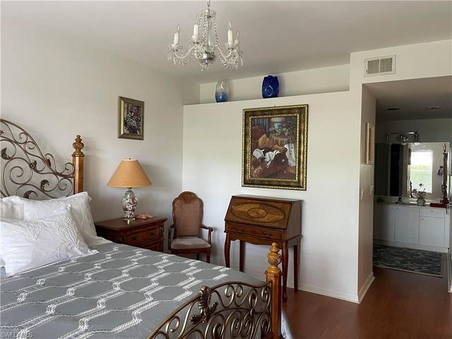 685 Windsor SQ 101, Naples, FL 34104