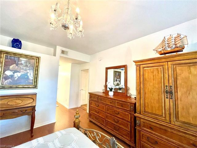 685 Windsor SQ 101, Naples, FL 34104
