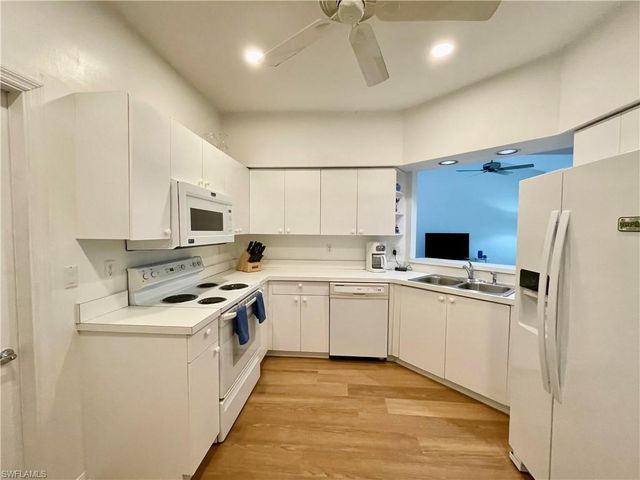 685 Windsor SQ 101, Naples, FL 34104