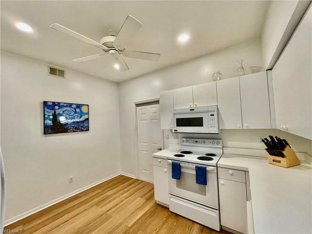 685 Windsor SQ 101, Naples, FL 34104