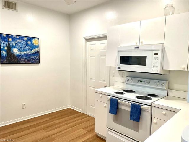 685 Windsor SQ 101, Naples, FL 34104