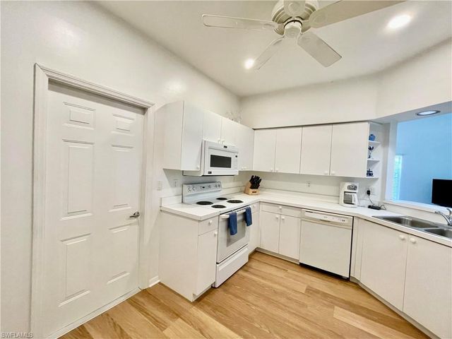 685 Windsor SQ 101, Naples, FL 34104