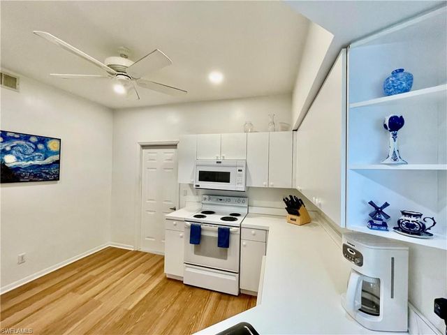 685 Windsor SQ 101, Naples, FL 34104